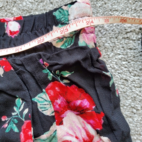 Torrid plus floral ruffle hem shorts, 4XL/ 48", black - Picture 7 of 10